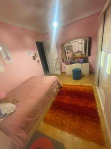 1 dormitorio con cama, espejo y alfombra en Cozy in the heart of Alexandria, en Alejandría