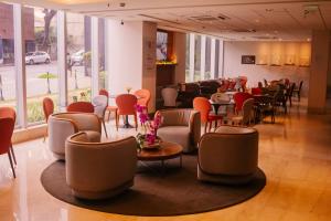 Uma área de estar em Holiday Inn Belo Horizonte Savassi by IHG