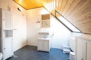 Koupelna v ubytování Ferienhaus Look + 35 fotografií