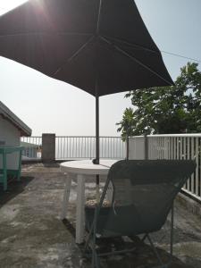 Balkón nebo terasa v ubytování STUDIO / HAUT DE VILLA / / VUE SUR MER / SALONORAT