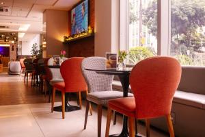 Uma TV ou centro de entretenimento em Holiday Inn Belo Horizonte Savassi by IHG