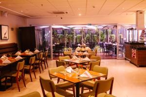 Um restaurante ou outro lugar para comer em Holiday Inn Belo Horizonte Savassi by IHG