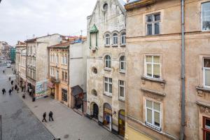 リヴィウにあるOK Apartments Lvivの建物が立ち並ぶ街の空っぽの通り