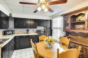 Kitchen o kitchenette sa Bethlehem Home with Patio and Amazing Sunset Views!