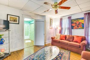 TV at/o entertainment center sa Bethlehem Home with Patio and Amazing Sunset Views!