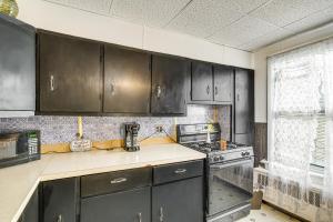 Kitchen o kitchenette sa Bethlehem Home with Patio and Amazing Sunset Views!