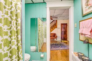 Bathroom sa Bethlehem Home with Patio and Amazing Sunset Views!