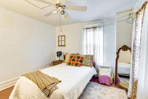 Kama o mga kama sa kuwarto sa Bethlehem Home with Patio and Amazing Sunset Views!