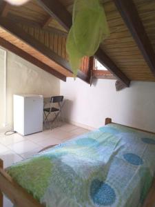 Postel nebo postele na pokoji v ubytování STUDIO / HAUT DE VILLA / / VUE SUR MER / SALONORAT