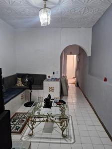 a living room with a glass table in a room at Casa da Alvenaria- Praia de Mauá in Rio de Janeiro