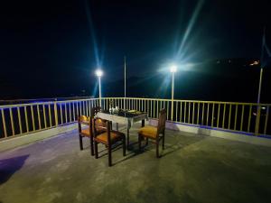 Hotel Eagle Nest Central Heated的阳台或露台