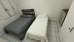 una piccola camera da letto con un letto e una finestra di Casa Maragogi - Barra Grande a Maragogi