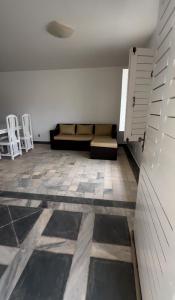 un soggiorno con un divano e alcune sedie di Casa Maragogi - Barra Grande a Maragogi