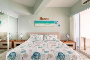 アカプルコにあるGreat BeachFront Condo,11th Floor, Great View!のベッドルーム1室(ベッド1台、ランプ付きテーブル2台付) +15枚の写真