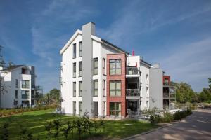 an apartment building with white and red brick at Strandvilla Baabe 20 ABENDROT in Baabe