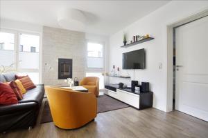 a living room with a couch and a tv at Strandvilla Baabe 20 ABENDROT in Baabe