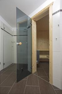 a bathroom with a glass shower in a room at Strandvilla Baabe 20 ABENDROT in Baabe