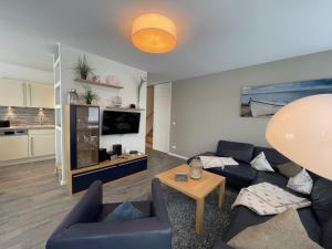 ein Wohnzimmer mit einer Couch und einem Tisch in der Unterkunft Strandvilla Baabe 10 HERZMUSCHEL in Baabe