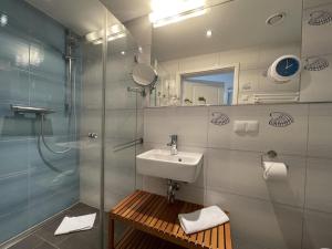Ein Badezimmer in der Unterkunft Strandvilla Baabe 10 HERZMUSCHEL