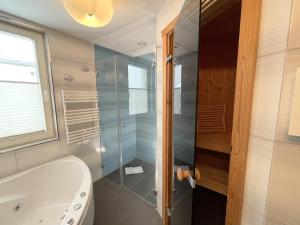 Ein Badezimmer in der Unterkunft Strandvilla Baabe 10 HERZMUSCHEL