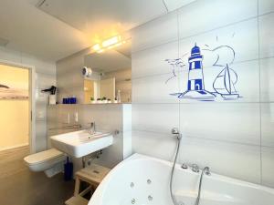 Ein Badezimmer in der Unterkunft Strandvilla Baabe 10 HERZMUSCHEL