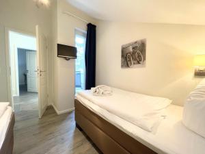 ein Schlafzimmer mit einem Bett und einem Fernseher darin in der Unterkunft Strandvilla Baabe 10 HERZMUSCHEL in Baabe
