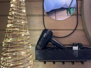 un estante de copas de vino y un espejo en White Spring Glamping, en Câmpulung Moldovenesc