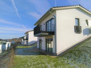 una casa con balcones a un lado en Sonnenweg 17, en Diemelsee