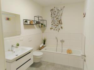 Un baño con lavabo, inodoro y bañera. en Sonnenweg 17, en Diemelsee 13 fotos más