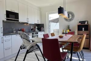 Η κουζίνα ή μικρή κουζίνα στο Sonnenweg 38 LAKEVIEW HOUSE Rubin Diemelsee