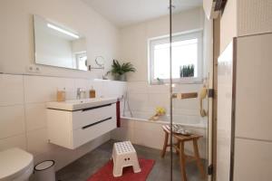 Ένα μπάνιο στο Sonnenweg 38 LAKEVIEW HOUSE Rubin Diemelsee +22 φωτογραφίες