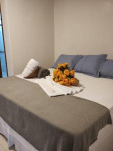 un letto con un mazzo di fiori sopra di Pousada Santos a Parintins
