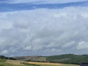una vista de un campo con un cielo nublado en Sonnenweg 48-4 SAUERLANDBLICK, en Heringhausen