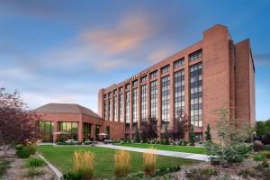 ein großes Backsteingebäude mit einem Rasen davor in der Unterkunft Courtyard by Marriott Ogden in Ogden