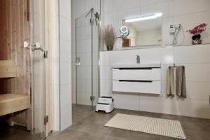 Un baño blanco con lavabo y espejo. en Sonnenweg 46-2 CINDY, en Heringhausen 18 fotos más