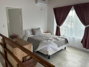 ein Schlafzimmer mit einem Bett und einem Fenster in der Unterkunft Complejo Las Cabañas del Lago in Mar de Cobo