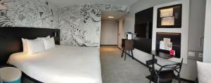 Postel nebo postele na pokoji v ubytování ibis Styles Genève Carouge