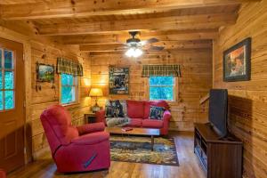 Un lugar para sentarse en Rippling Waters Retreat, Riverfront Rustic Cabin