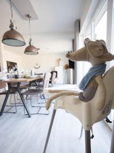 ein ausgestopftes Tier auf einem Stuhl im Esszimmer in der Unterkunft Diemelblick 1 in Heringhausen