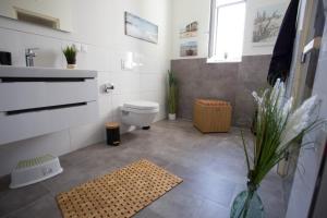 ein Badezimmer mit Toilette und Waschbecken in der Unterkunft Diemelblick 1 in Heringhausen