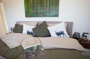 ein Bett mit Kissen darüber in der Unterkunft Diemelblick 1 in Heringhausen
