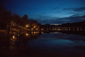 Blick auf den See in der Nacht mit Lichtern in der Unterkunft Diemelblick 1 in Heringhausen