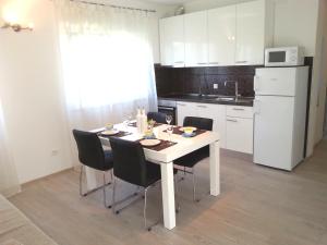 Kuchyň nebo kuchyňský kout v ubytování Apartments Levanat