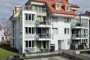 un grande edificio bianco con tetto arancione di Meeresrauschen 1 a Grossenbrode