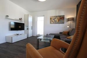 een woonkamer met een bank en een tv bij Sonnenweg 11 in Heringhausen