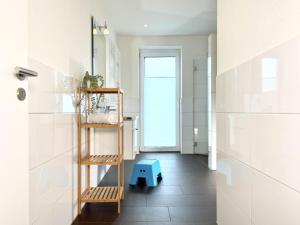 bagno con scala in legno e sgabello blu di Quartier Hohe Geest 2 a Sahlenburg Altre 25 foto