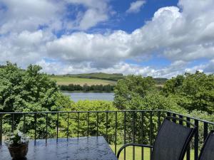 - Balcón con mesa y sillas y vistas al río en Diemelblick 2 - TINNA, en Heringhausen
