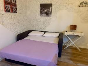 ボローニャにあるtiny-house in the heart of Bolognaのベッドルーム1室(ベッド1台、ナイトスタンド付きテーブル付)