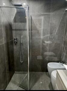 ボローニャにあるtiny-house in the heart of Bolognaのシャワー、トイレ、洗面台付きのバスルーム