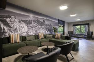 Posezení v ubytování The Newberry Hotel Bend, Tapestry Collection by Hilton